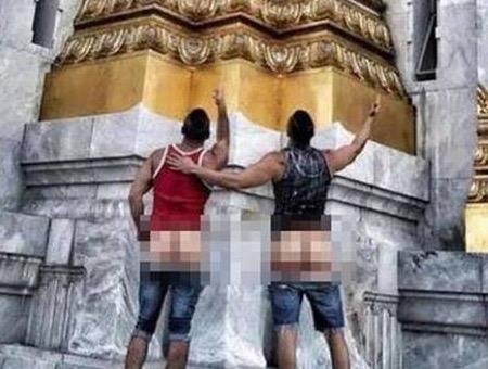 Du khach 'xau xi': Ve bay len di tich, chup khoe than chon linh thieng hinh anh