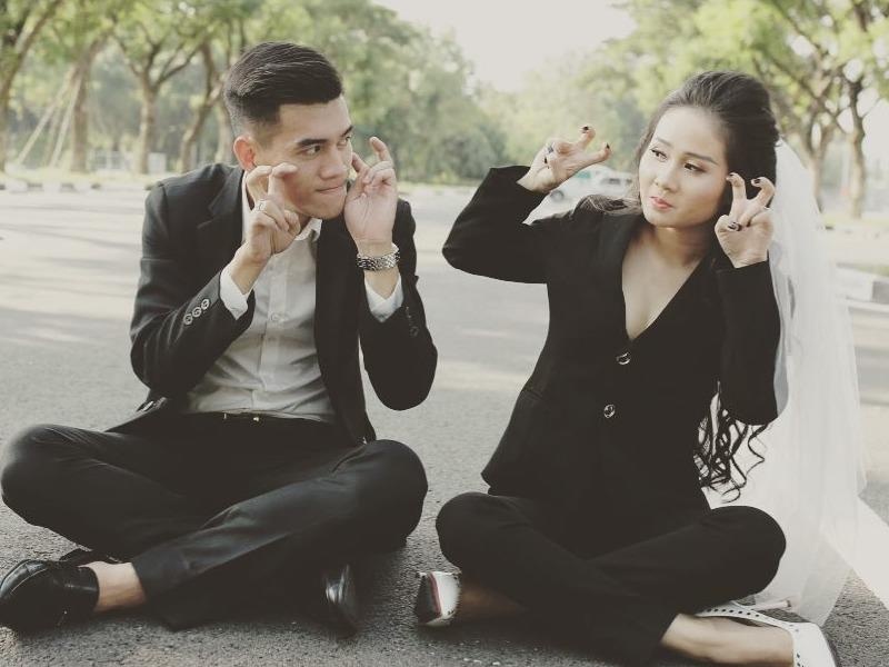 Chuyen tinh dep cua tien dao Tien Linh va ban gai xinh dep, hon 2 tuoi hinh anh