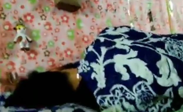 Doi trai gai nam om nhau truoc mat ban cung phong hinh anh