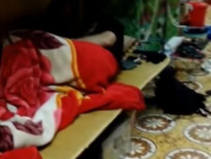Dan mang 'nem da' doi trai gai nam om nhau trong phong tro dong nguoi hinh anh