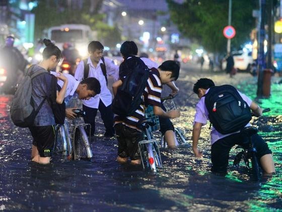 Hoc sinh TP.HCM duoc nghi tu 12h trua nay de tranh bao hinh anh