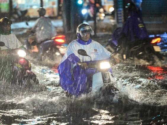 Nhieu truong dai hoc tai TP.HCM cho sinh vien nghi khan cap tranh bao hinh anh