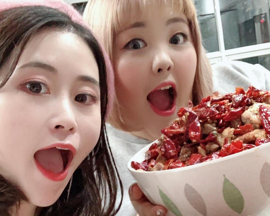 'Thanh nu van phong' Tieu Da nau thuc an bang may say quan ao hinh anh