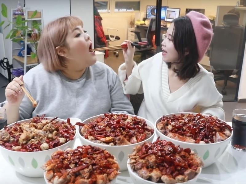 'Thanh nu cong so' bat ngo gap Yang Soo Bin, cung an 5 bat ga cay lon hinh anh