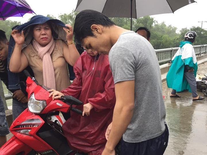 Nam thanh nien nhay xuong song cuu nguoi gap nan vi bao so 9 hinh anh