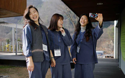 Qua ap luc voi cuoc song, gioi tre Han Quoc tra tien de duoc di tu hinh anh