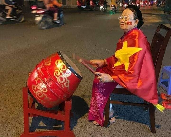 CDV an mung tren xe lan, cu gia mang trong ra giua pho gay xuc dong hinh anh