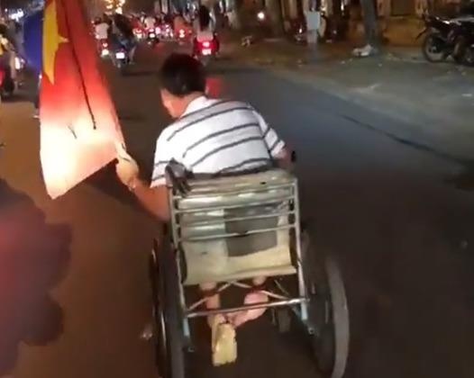 CDV khuyet tat an mung chien thang doi tuyen Viet Nam gay xuc dong hinh anh