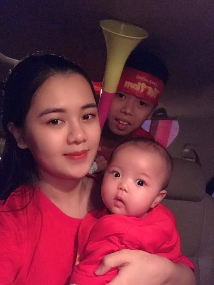 ban gai cau thu di bao anh 1