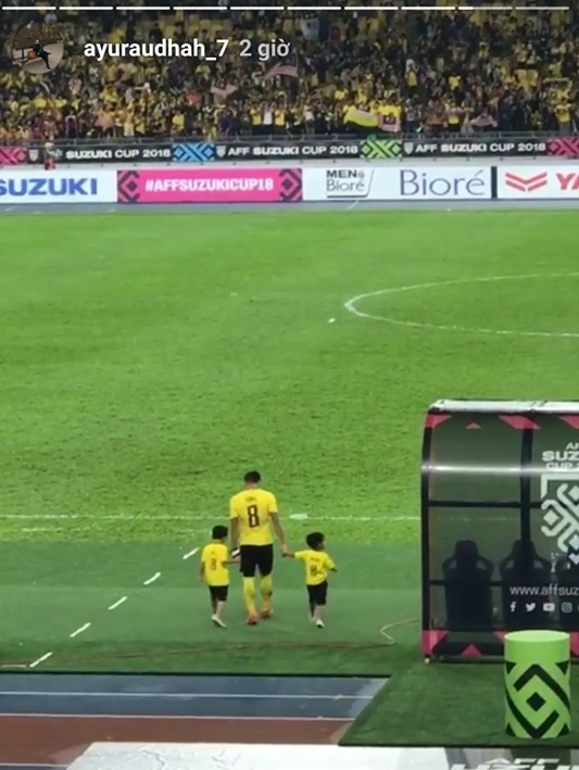 ban gai cau thu di bao anh 9