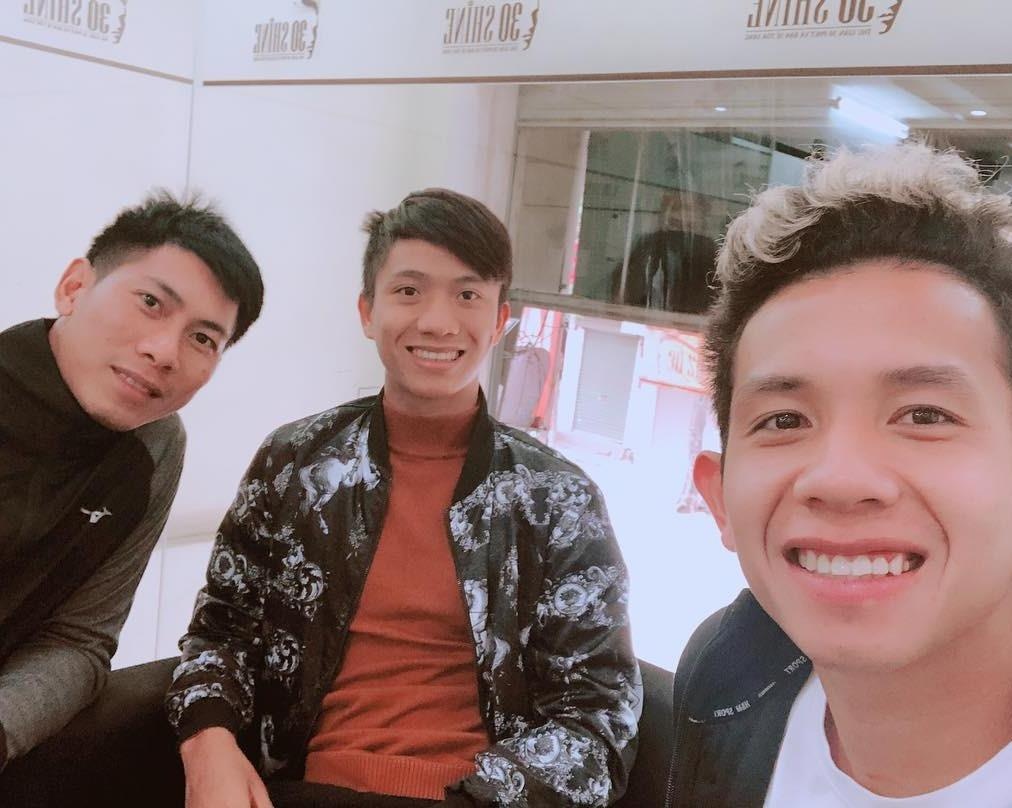 Hong Duy di lam toc, Huy Hung hen ho voi ban gai trong ngay nghi hinh anh