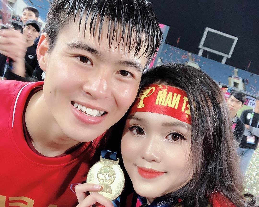 Duy Manh, Huy Hung om hon va tang huy chuong vang cho ban gai hinh anh