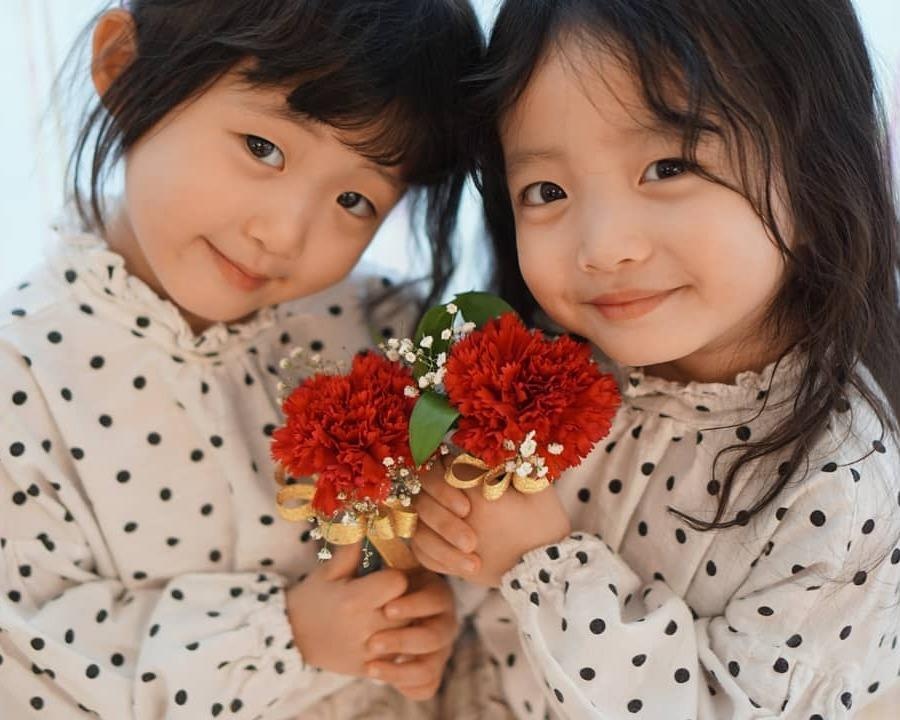 Ve dang yeu cua cap song sinh 4 tuoi Han Quoc hinh anh