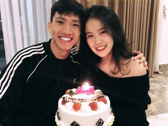 Cau thu Doan Van Hau thuong dang anh tinh tu ben ban gai xinh dep hinh anh