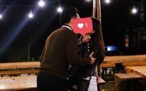 Hot girl Kieu Trinh bat ngo dang anh hon chang trai giau mat dem Noel hinh anh