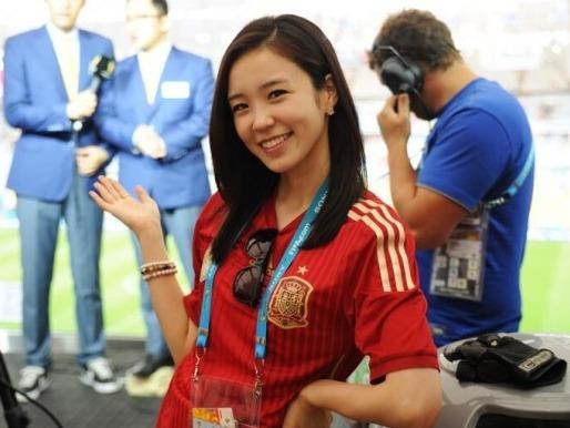 MC Han Quoc tung gay chu y tai World Cup 2014 muon tham lai Viet Nam hinh anh