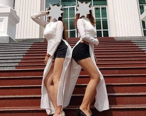 Hai co gai mac ao dai voi quan dui, tao dang phan cam chup ky yeu hinh anh