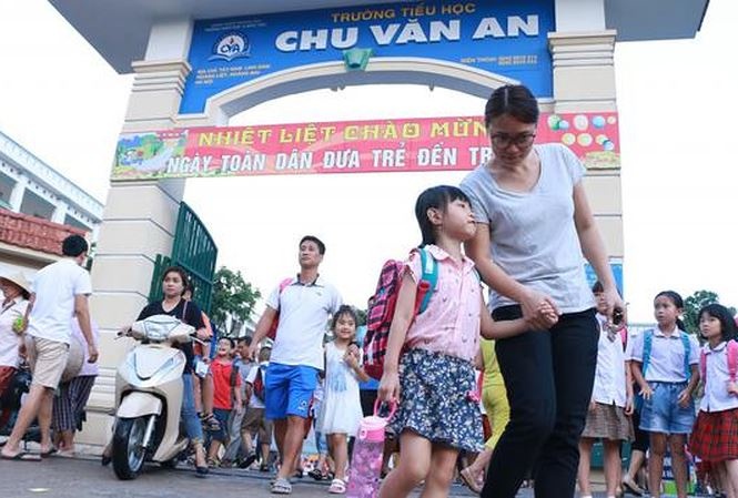 Hoc sinh truong o Ha Noi uong nuoc nhiem khuan: Hieu truong noi gi? hinh anh