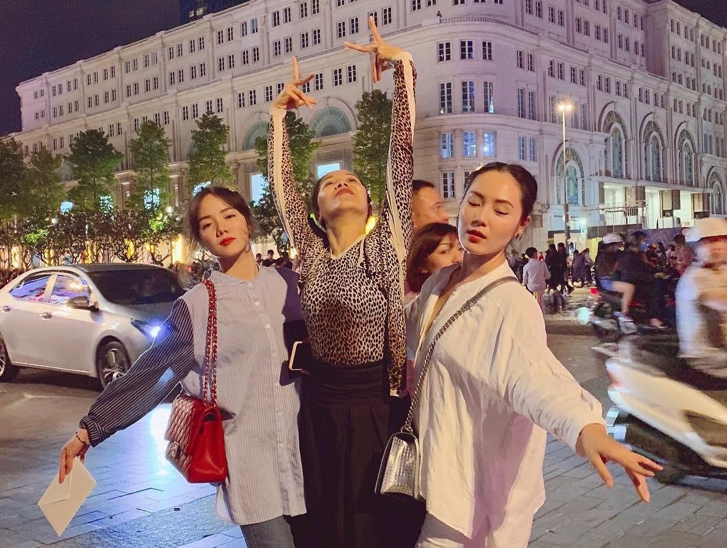 Ro trao luu chup anh nhom: Than thai sang chanh, xep chong len nhau hinh anh