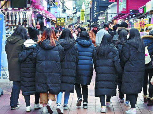 giới trẻ Hàn Quốc mặc áo phao dài ảnh 4 gioi tre Han Quoc mac ao phao dai anh 4