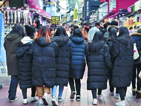 Gioi tre Han dua nhau mac ao phao dai: Thich dep hay so bi co lap? hinh anh