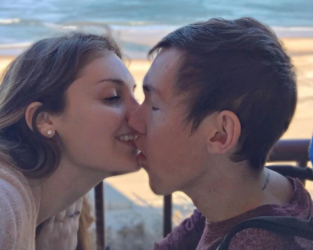 Moi tinh cua co gai xinh dep va chang trai phai ngoi xe lan suot doi hinh anh