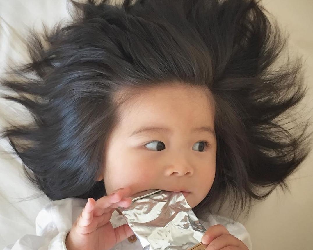 Be gai mot tuoi noi tieng, lam nguoi mau nho mai toc day den kho tin hinh anh