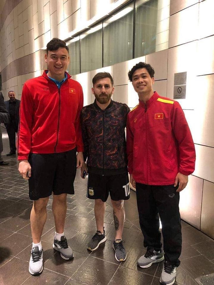 cau thu Viet Nam an mung chien thang anh 3