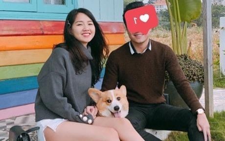 2 hot girl gay to mo khi dang anh tinh tu ben ban trai giau mat hinh anh