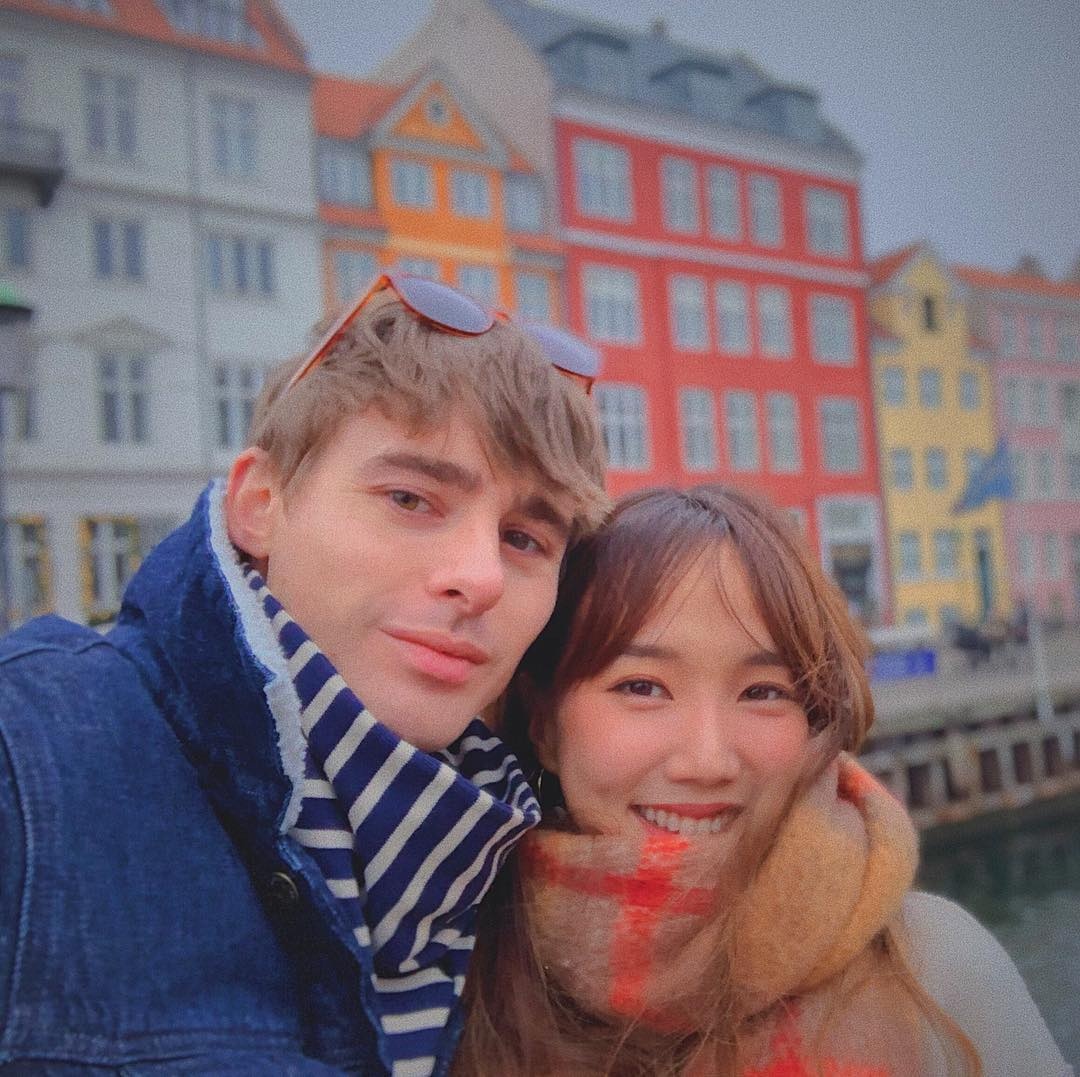 cap vo chong blogger noi tieng anh 12