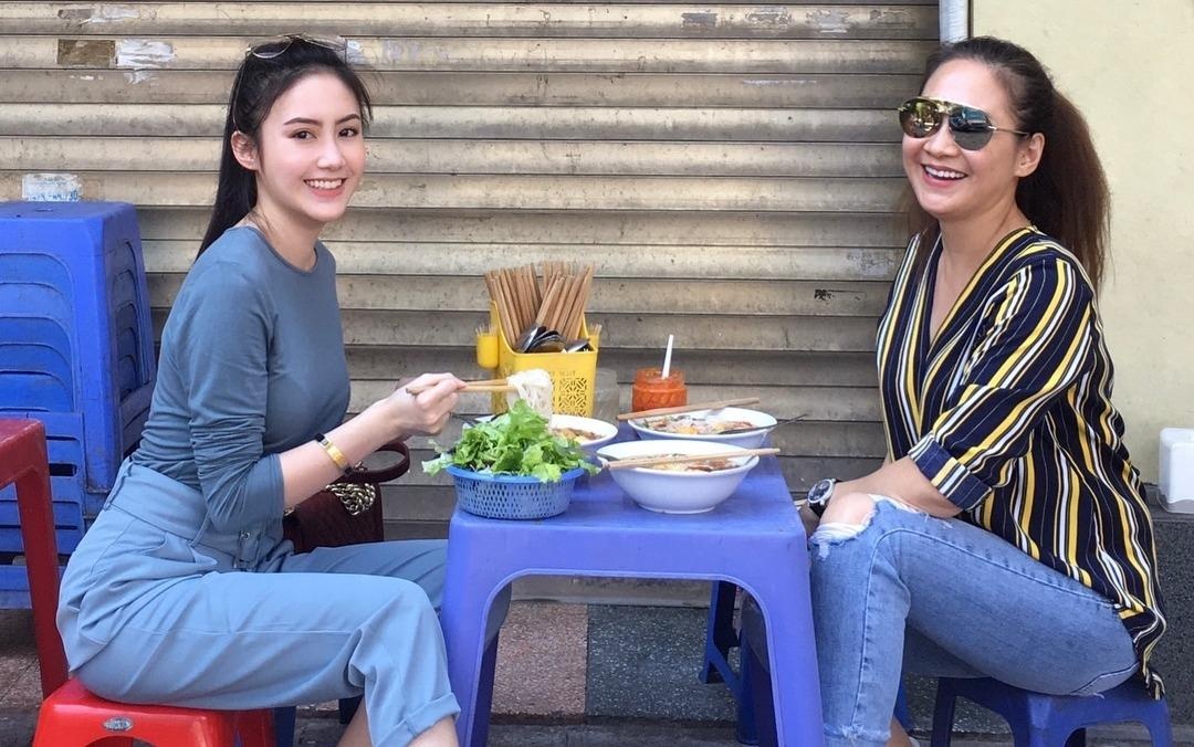 Hot girl Lao goc Viet don Tet o Ha Noi, hao hung an bun rieu via he hinh anh