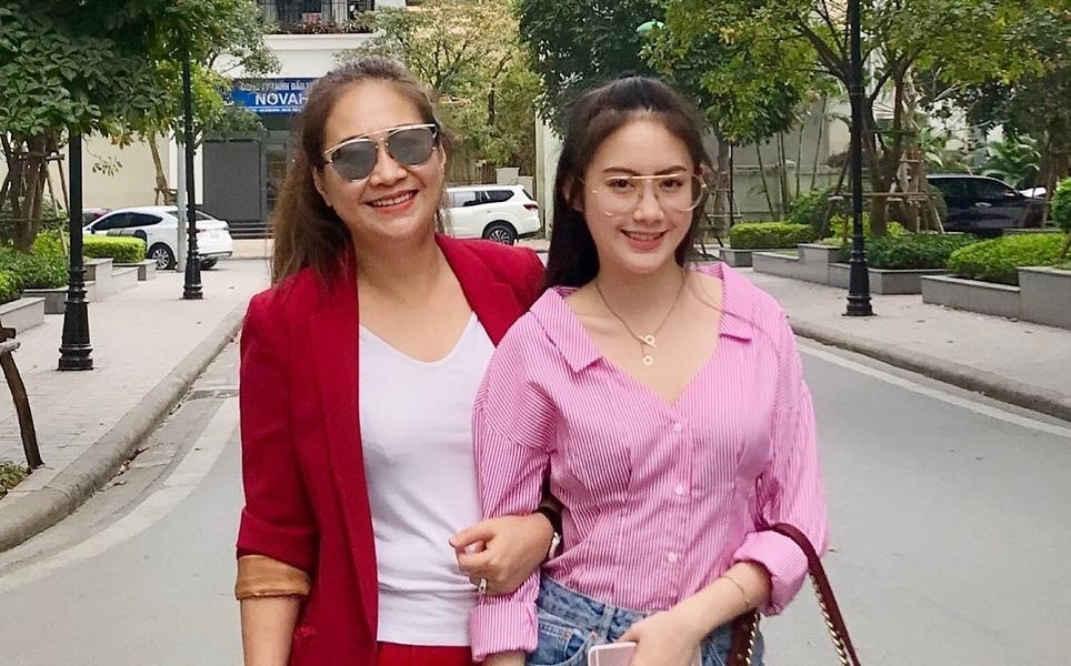 Hai hot girl goc Viet noi tieng da an Tet o Viet Nam the nao? hinh anh