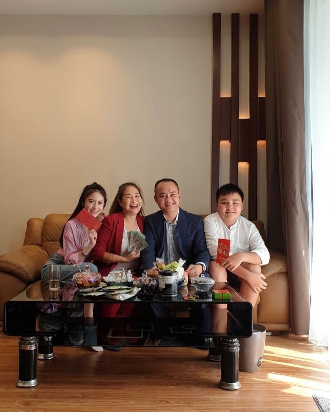 hot girl goc Viet an Tet tai Viet Nam anh 5