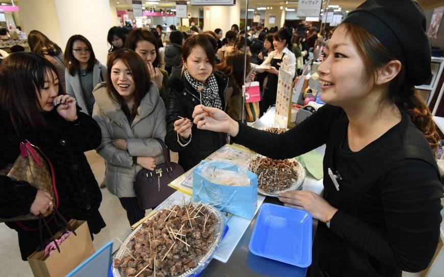Con gai Nhat Ban va noi am anh tang qua Valentine cho... ca dong nguoi hinh anh