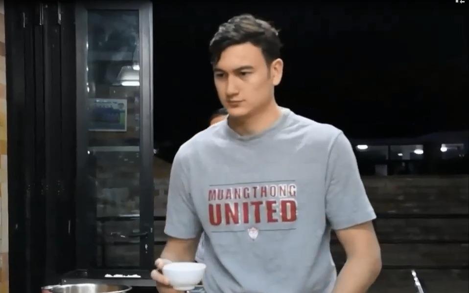 Bua an buffet cua Lam Tay tai CLB Muangthong United hinh anh