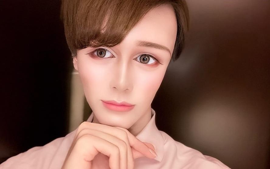 Con trai ngoi sao bong chay Nhat Ban gay soc voi guong mat nhu bup be hinh anh