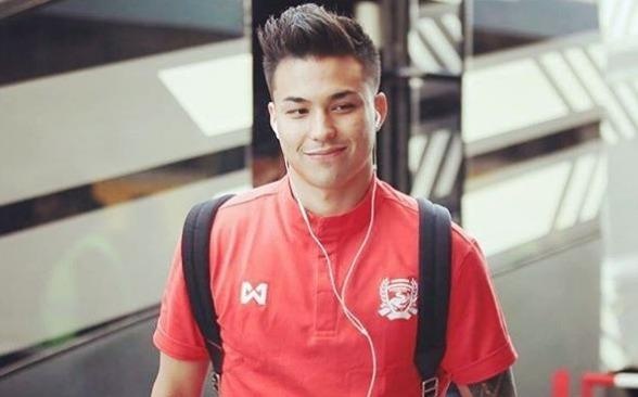 'Ronaldo Thai Lan' cung CLB voi Lam Tay: Dep trai, co ban gai a hau hinh anh