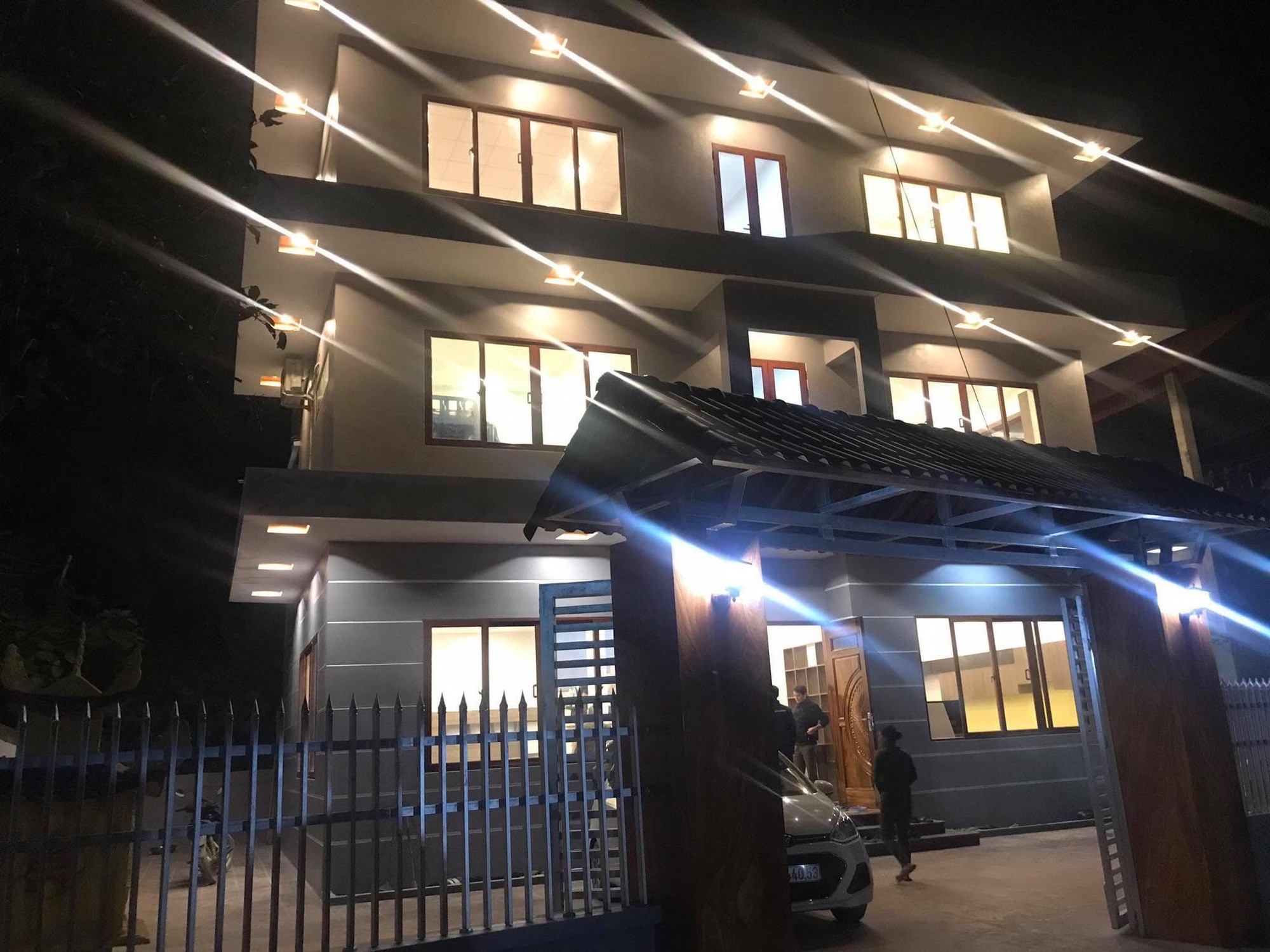 tien nhieu de lam gi anh 2