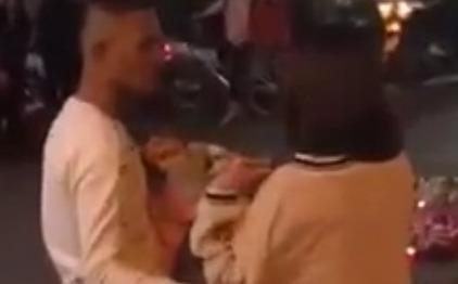 Chang trai tum ao de doa co gai sau khi bi tu choi to tinh hinh anh