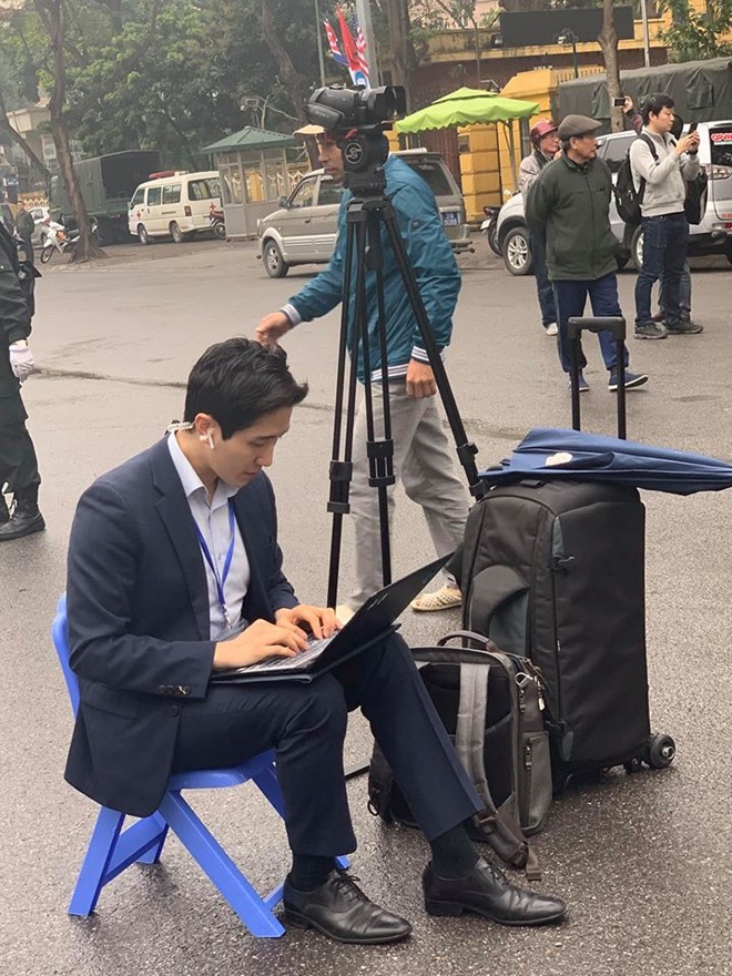 co gai tang hoa ong Kim Jong Un anh 5