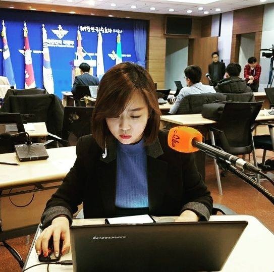 co gai tang hoa ong Kim Jong Un anh 13