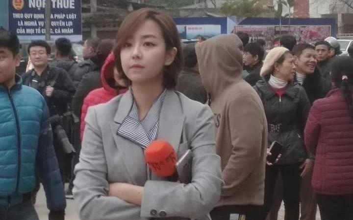 Nu phong vien Han Quoc xinh dep dua tin tai ga Dong Dang hinh anh