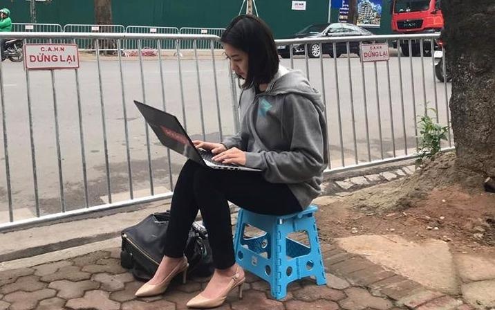 Nu phong vien Han Quoc xinh dep tac nghiep tren via he Ha Noi hinh anh