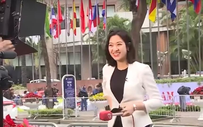 Nu phong vien Han Quoc xinh dep tra loi phong van VTV hinh anh
