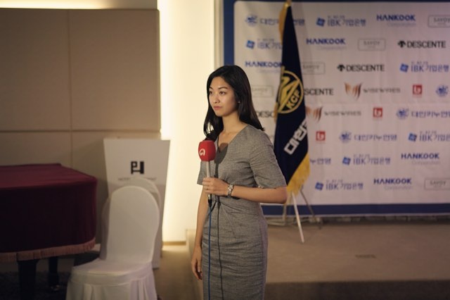 co gai tang hoa ong Kim Jong Un anh 11