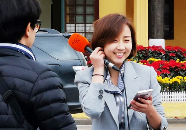 Nu phong vien Han xinh dep tac nghiep o Lang Son hinh anh