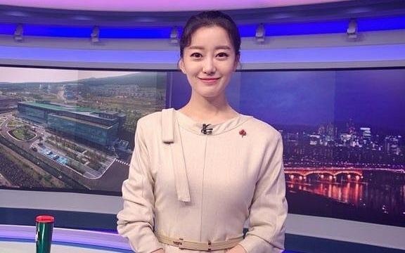 MC dan ban tin tren noc khach san Ha Noi noi tieng o Han Quoc the nao? hinh anh