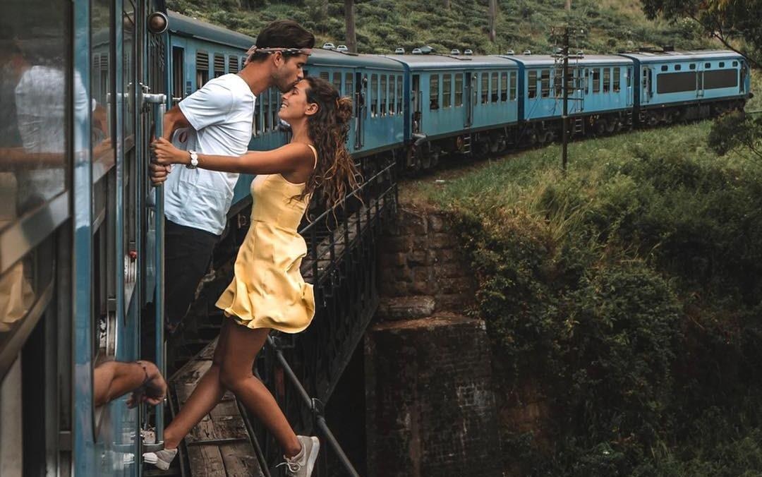 Doi tre bi chi trich vi du nguoi ra khoi tau de chup anh 'cau like' hinh anh