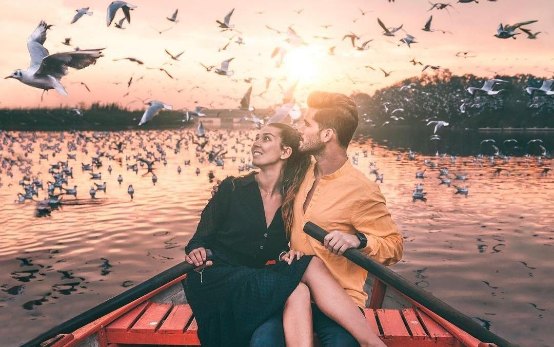 Cap blogger noi tieng bi 'nem da' khi du nguoi chup anh tren tau hinh anh