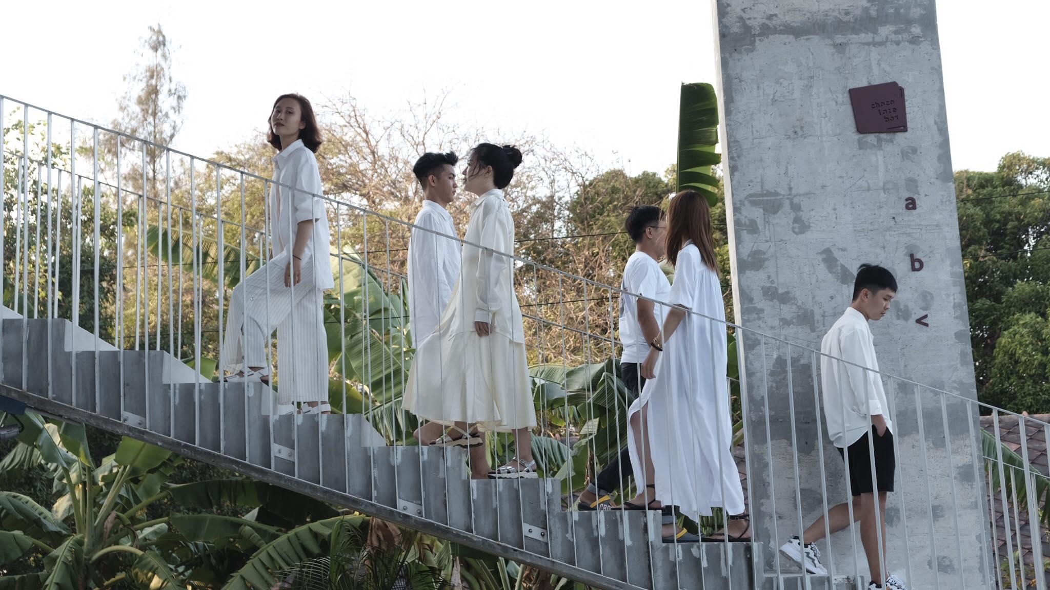 Hoi ban than di du lich anh 9